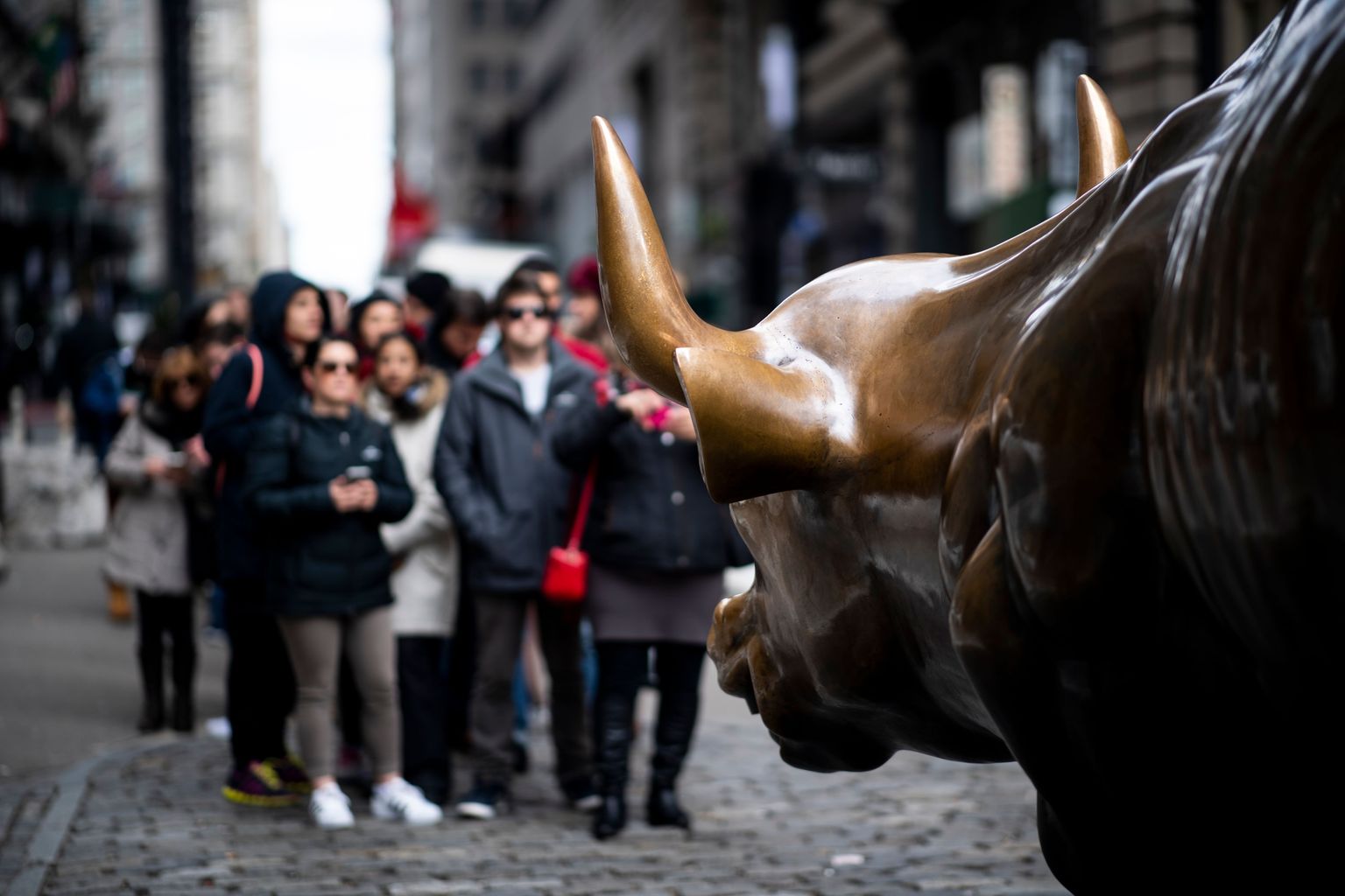 Turistid 2019. aasta 9. jaanuaril Wall Streetil pulliga tõtt vaatamas.