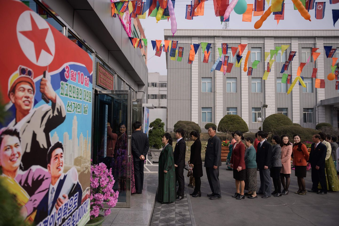Valijad täna Põhja-Korea pealinnas Pyongyangis asuva kaablitehase juures, mis on täna üks valimisjaoskondadest.