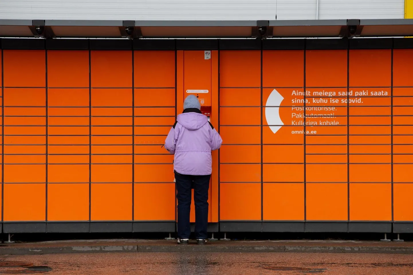 Eesti Posti sõnul on pakiautomaate mugav kasutada ka eakatel.