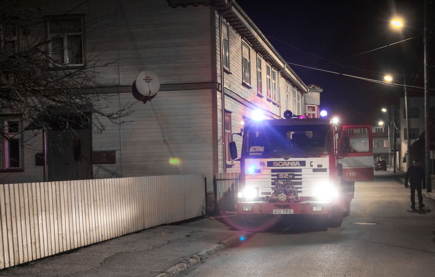 Pärnu päästjad said eile õhtul paari kuu jooksul juba teise väljakutse Suur-Sepa tänava kortermajja, kus mööda koridori leviv kõbelõhn pani tööle suitsuandurid.