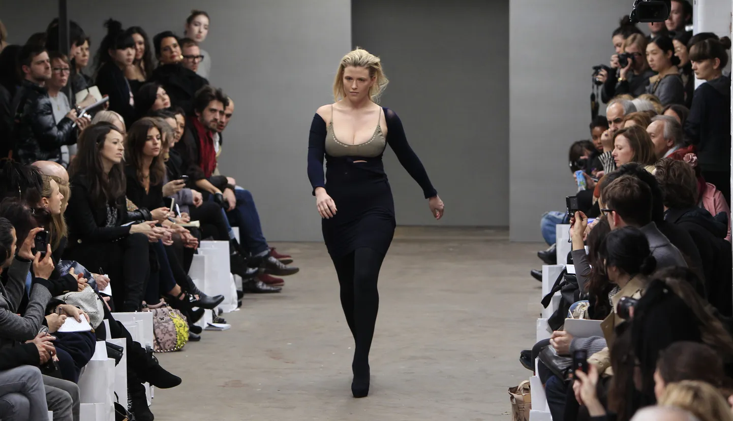 Modell Hayley Morley Mark Fasti show'l Londoni moenädalal