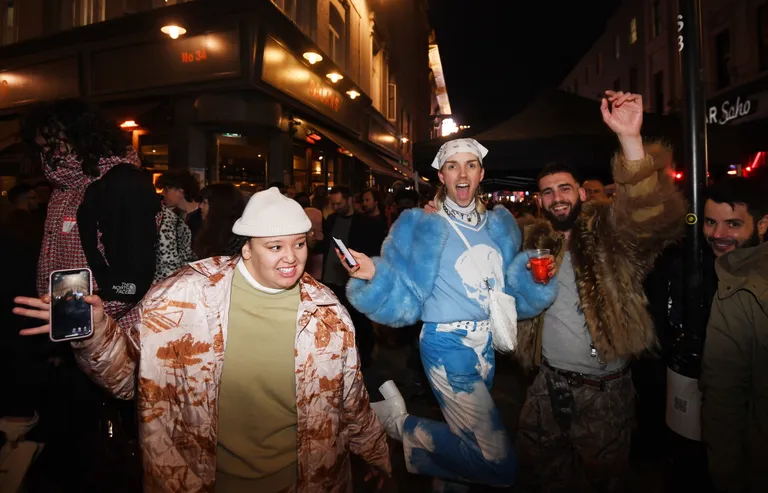 Pidutsejad Londonis pärast koroonapiirangute leevendamist 12. aprillil
