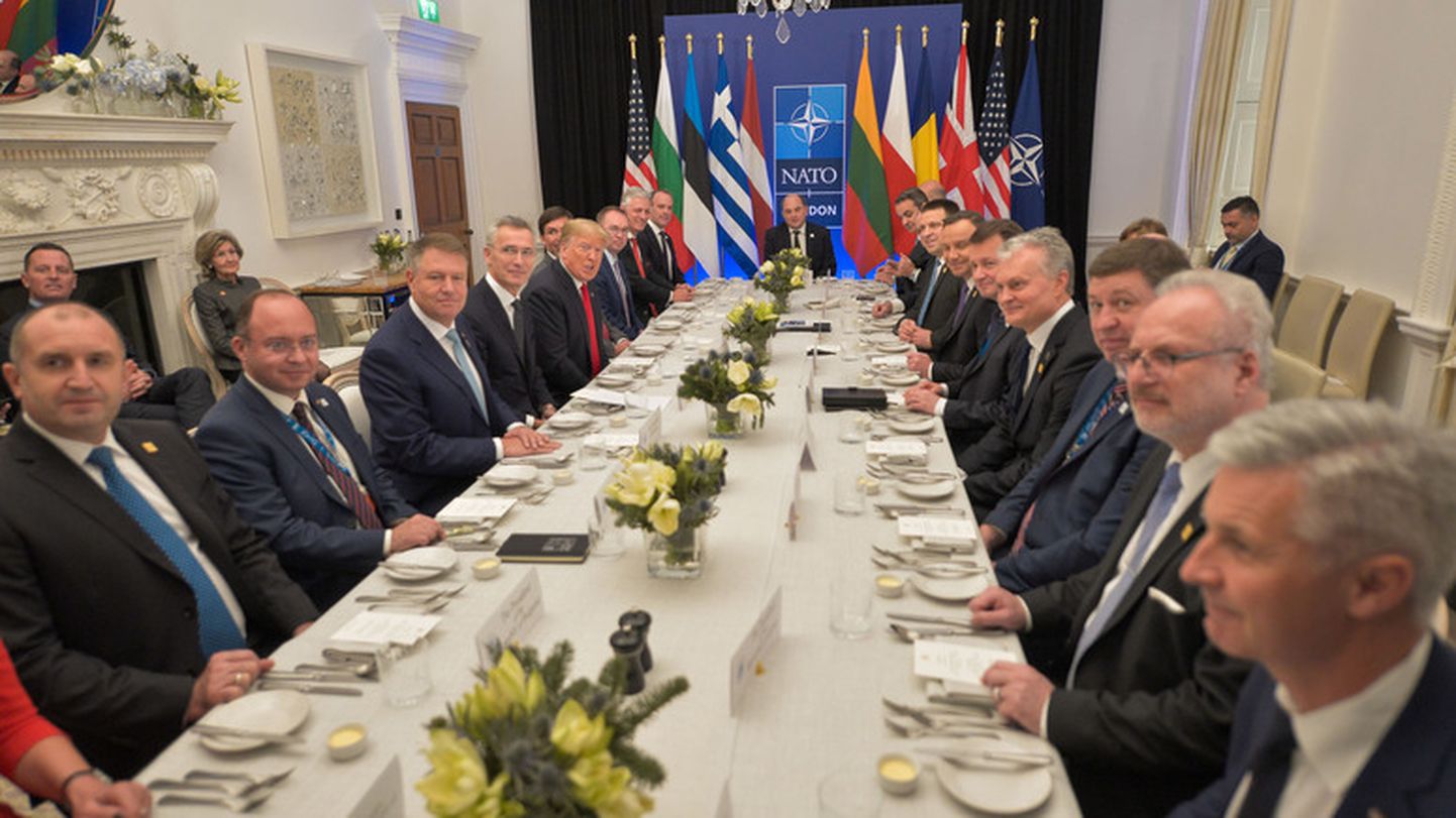 Peaminister Jüri Ratas osales USA presidendi Donald Trumpi kutsel kogunenud töölõunal liitlasriikide juhtidega, kes täidavad alliansi kaheprotsendiliste kaitsekulutuste eesmärki. "Transatlantiline koostöö ja Ameerika Ühendriikide liidripositsioon on NATO nurgakivi. Sama olulised on olnud ka Euroopa ja Kanada liitlaste suurenenud investeeringud oma kaitse-eelarvetesse ja seeläbi ka oma sõjalistesse võimetesse," ütles Jüri Ratas.