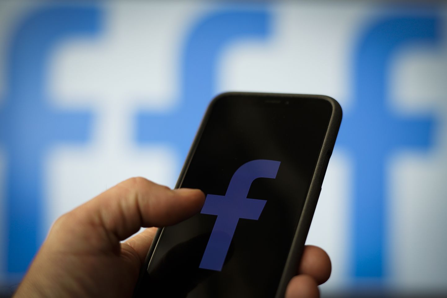 Facebook väidab, et andmete kogumine võimaldab rakendust tasuta pakkuda
