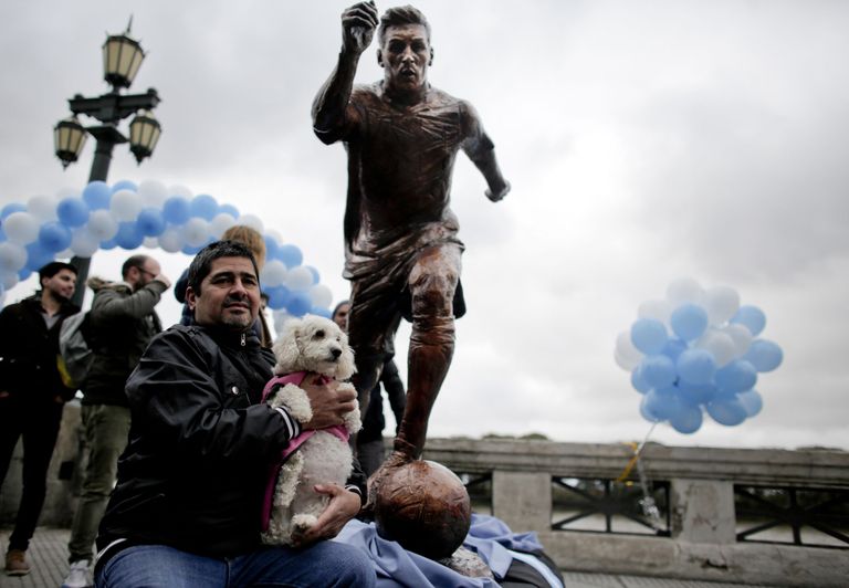 Lionel Messi skulptuur enne vandaalide kätte langemist.