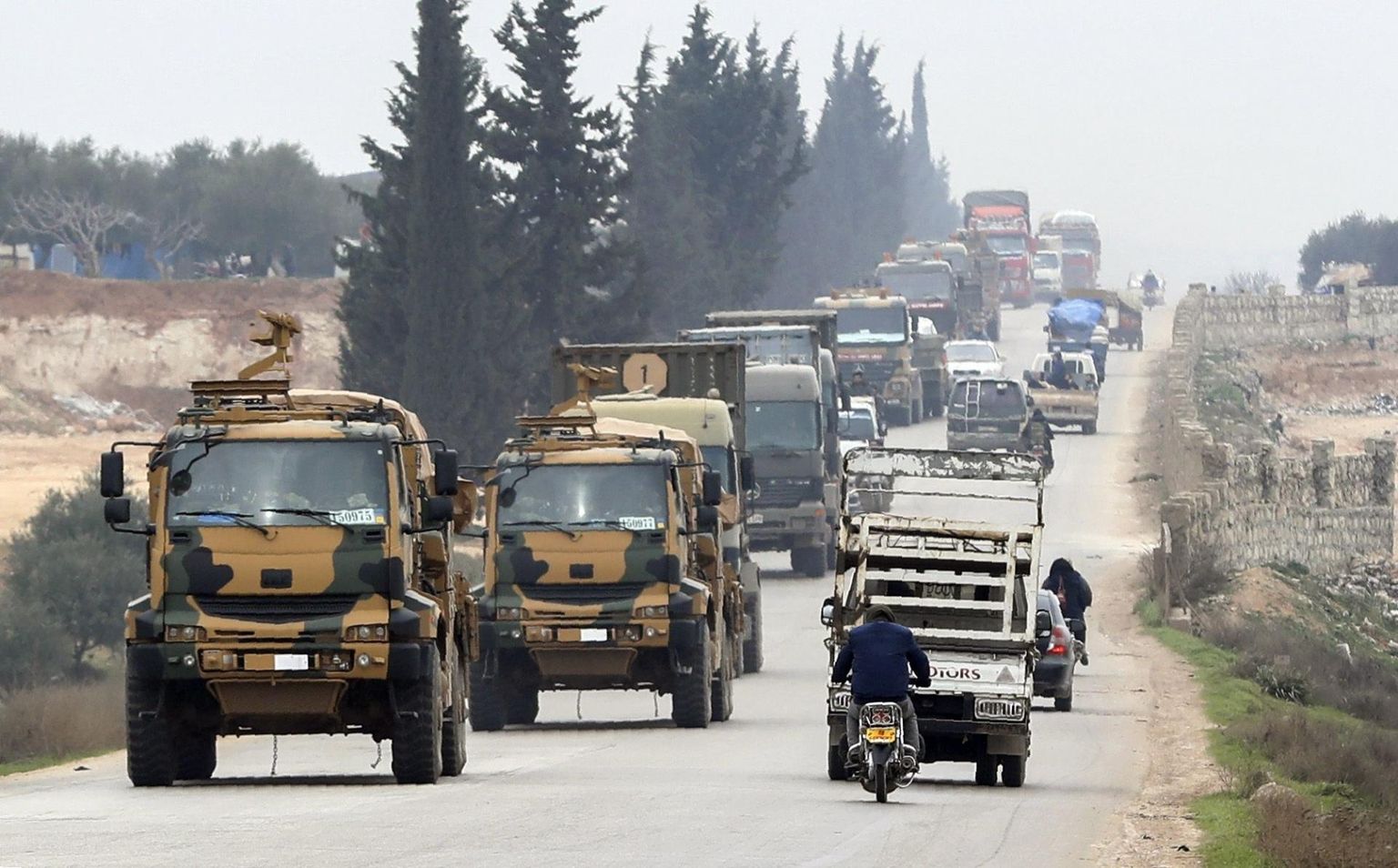 Türgi sõjaväeveokid eile Süürias Idlibi provintsis.  
