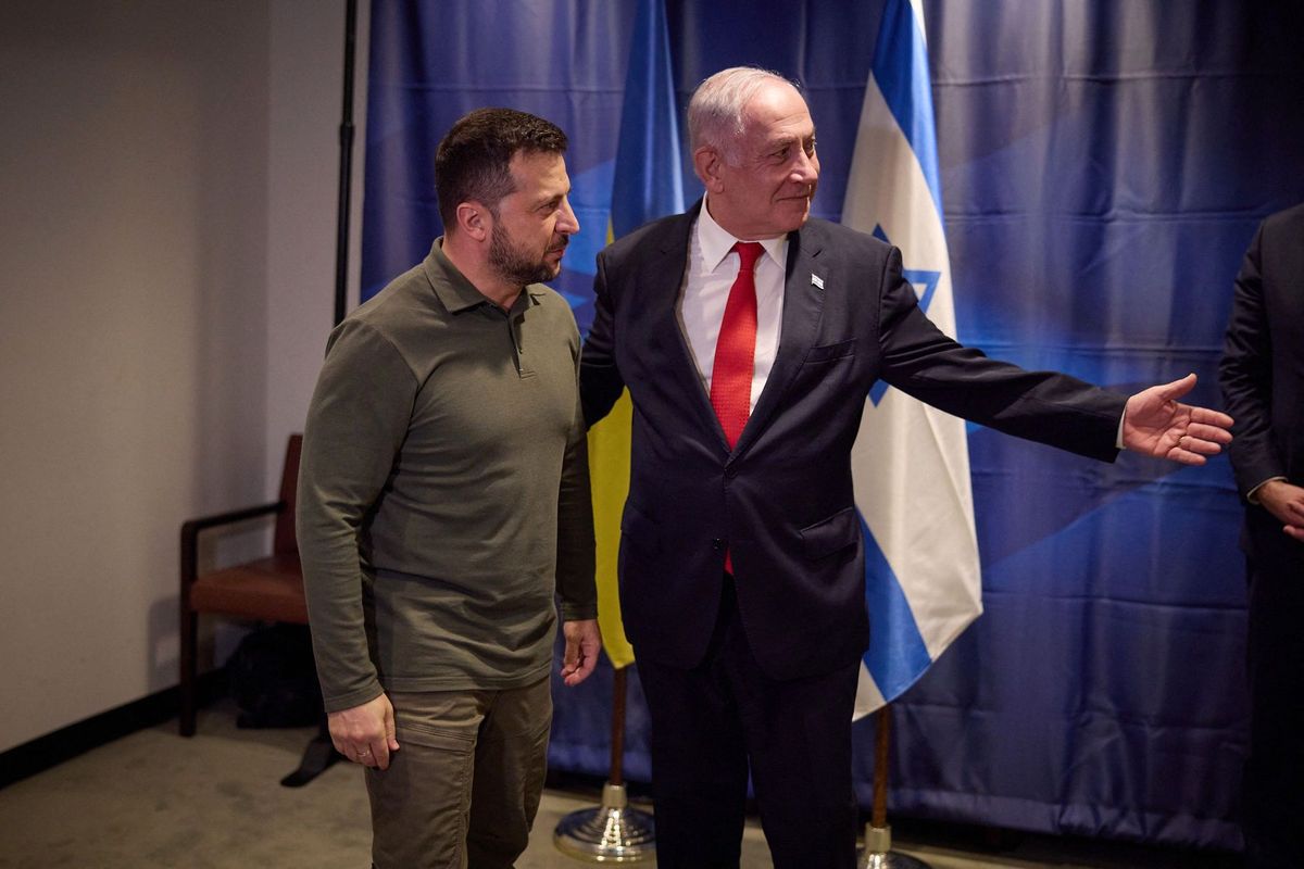 Биньямин Нетаньяху знакомит президента Украины Владимира Зеленского с членами делегации Израиля на заседании Генассамблее ООН, Нью-Йорк, США, 19 сентября 2023 года.