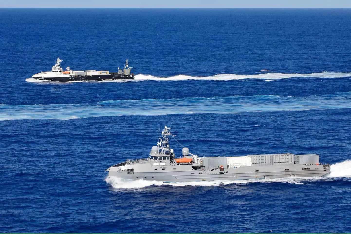 Mehitamata laev (USV) Ranger harjutab koos USV Marineriga Vaikse ookeani laevastiku õppustel, kus hinnatakse mehitamata aluste koostööd tavalise laevastikuga. Vajadusel võtavad inimesed kaldalt või teistelt sõjalaevadelt juhtimise üle, kuid enamuse ajast peavad robotlaevad ise hakkama saama.