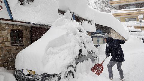 Перекрытые дороги, отмененные авиарейсы и лавины: Австрию засыпает снегом