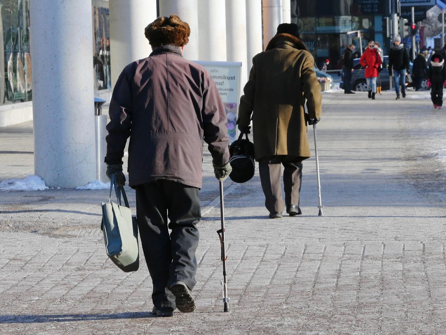 Paljud vanad inimesed liiguvad tänaval ka jalakäijatena, keda autojuhid peavad silmas pidama.