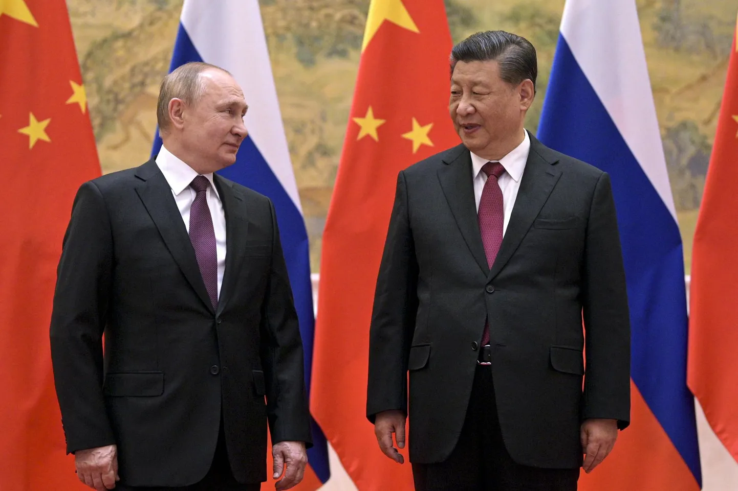 Sõbralikes suhetes Hiina president Xi Jinping ja Venemaa president Vladimir Putin. Vene-Ukraina sõjas on Hiina valinud Venemaa poole. Samamoodi kritiseerib Hiina üha jõulisemalt Euroopa julgeolekuarhitektuuri.