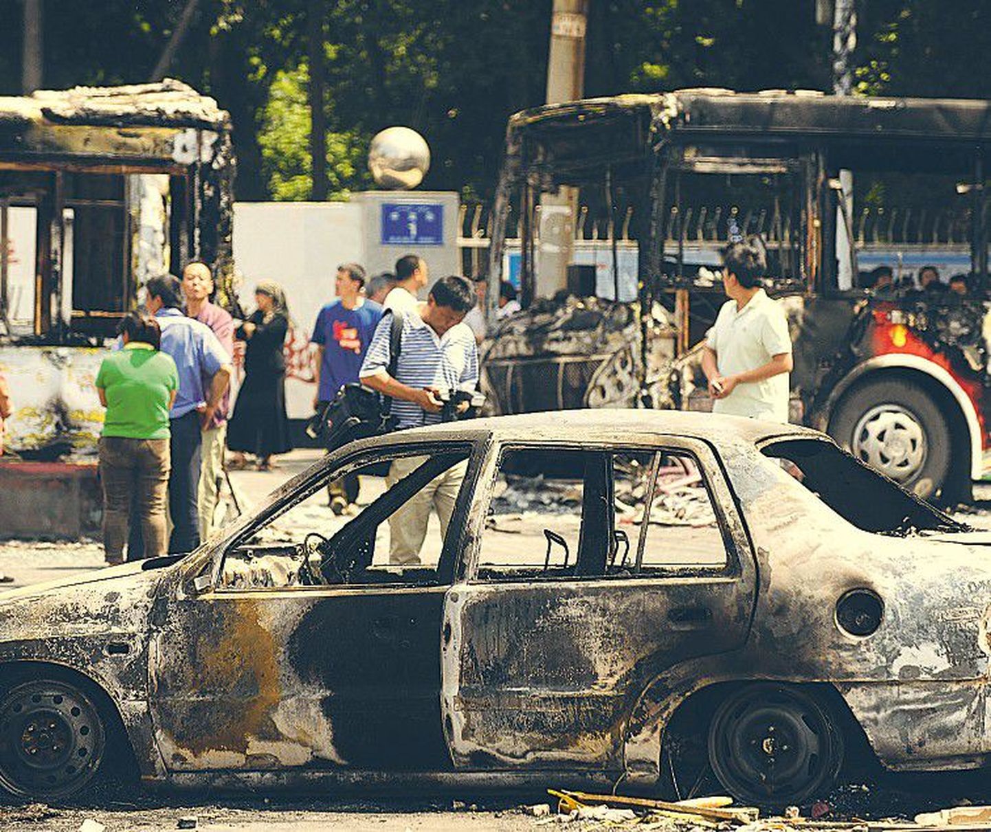 Xinjiangi autonoomse piirkonna pealinnas rahvarahutuste käigus süüdatud auto.