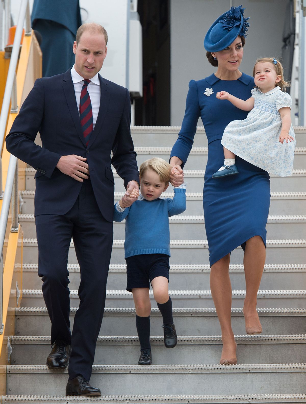 Kembridžas hercogi ar bērniem - princi Džordžu un princesi Šarloti ierodas jūras helikopteru eskadras bāzē Viktorijā, Britu Kolumbijā. Ģimene ir apburoši saskaņota - visi tērpušies zilos toņos. 