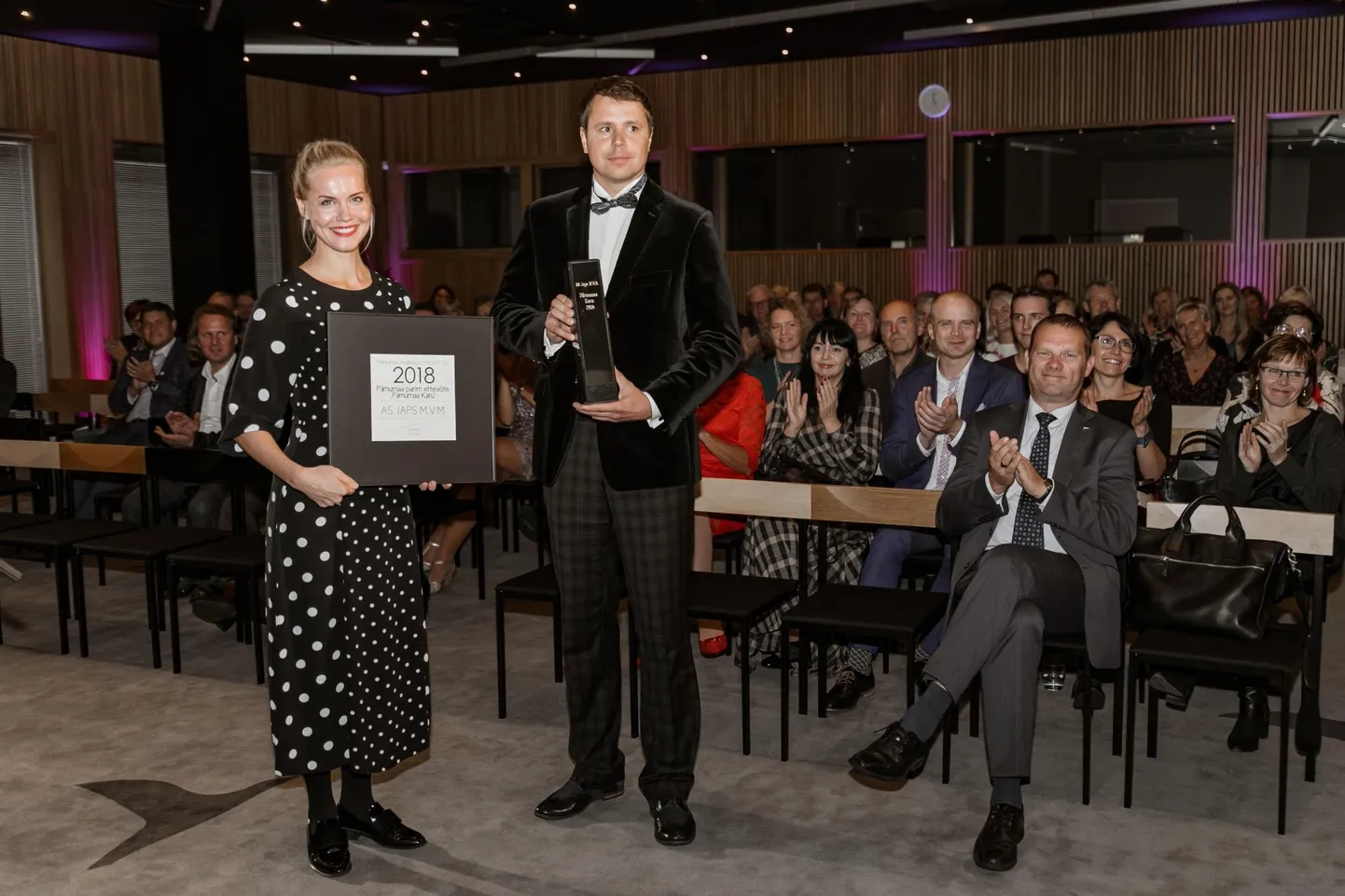 Ettevõtlusauhinnad antakse üle oktoobri alguses. Pildil mullune tseremoonia, esiplaanil Liisa Mägi ja Indrek Klaassen Pärnumaa arenduskeskusest.