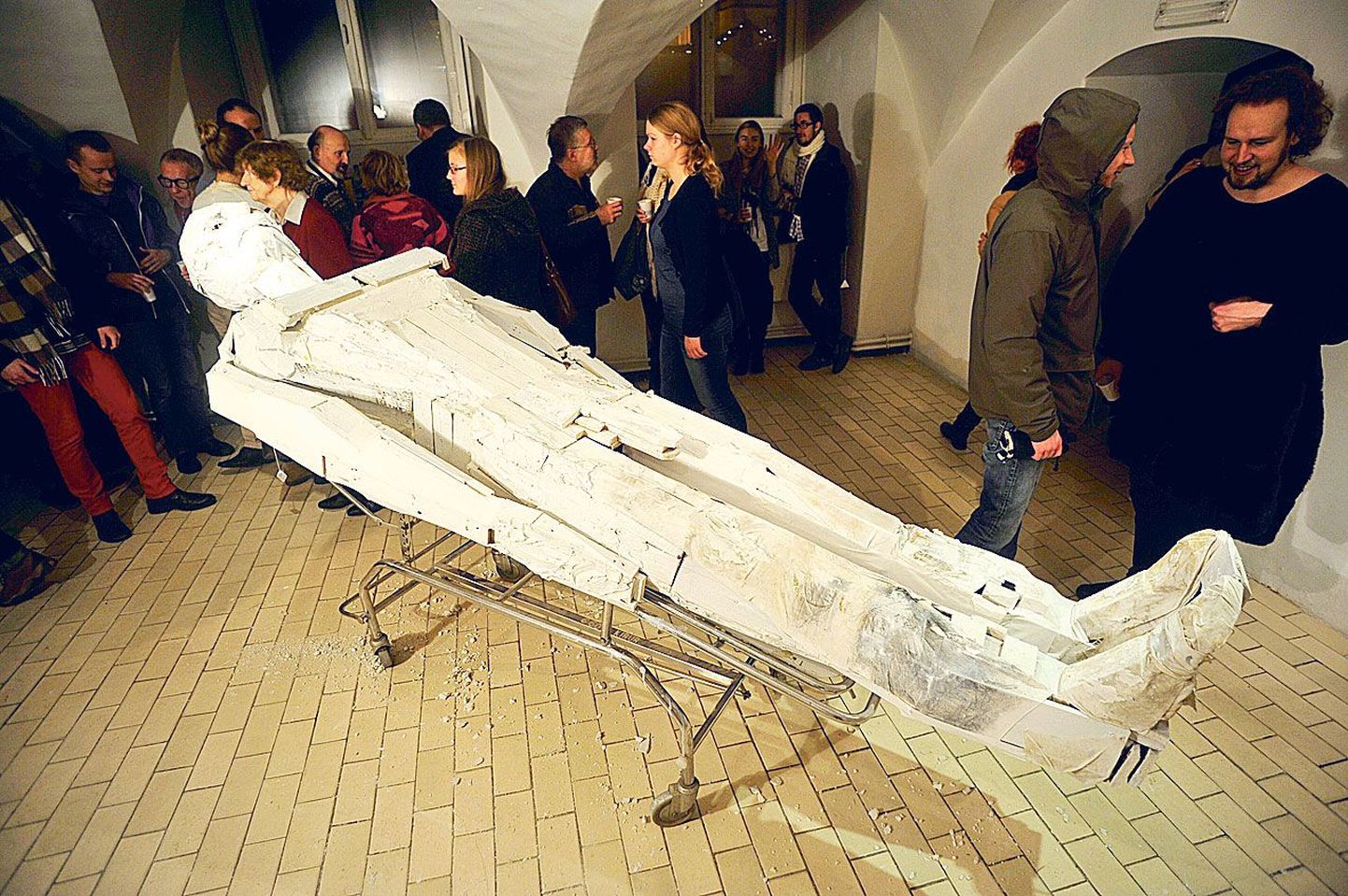 Y-galerii alustas laupäeval Tartu Ülikooli maalikunsti õppetooli korraldatud näituse «Tiiu Lind» avamisega oma kümnendat hooaega.