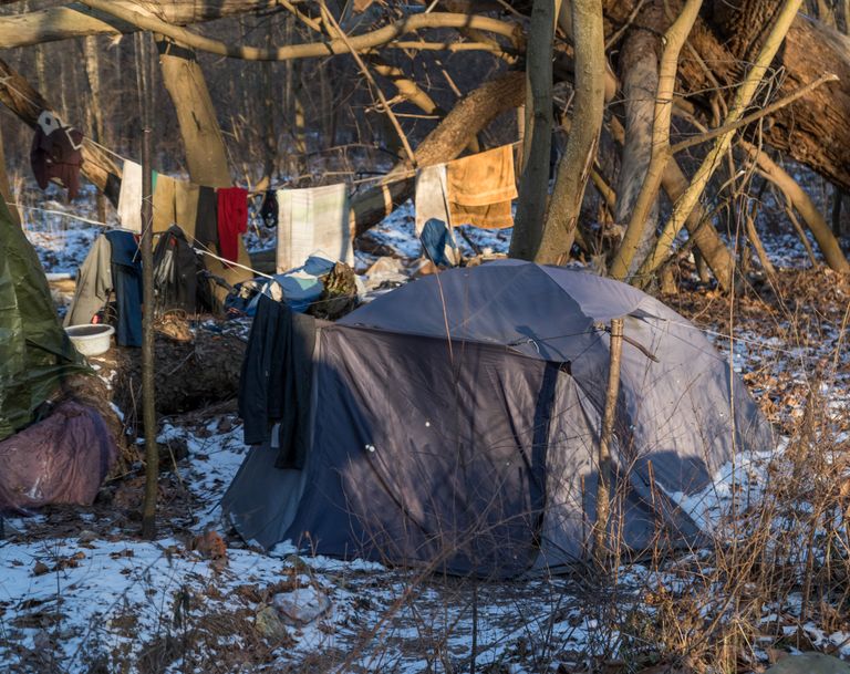 Один из обитателей лагеря бездомных живет в палатке.