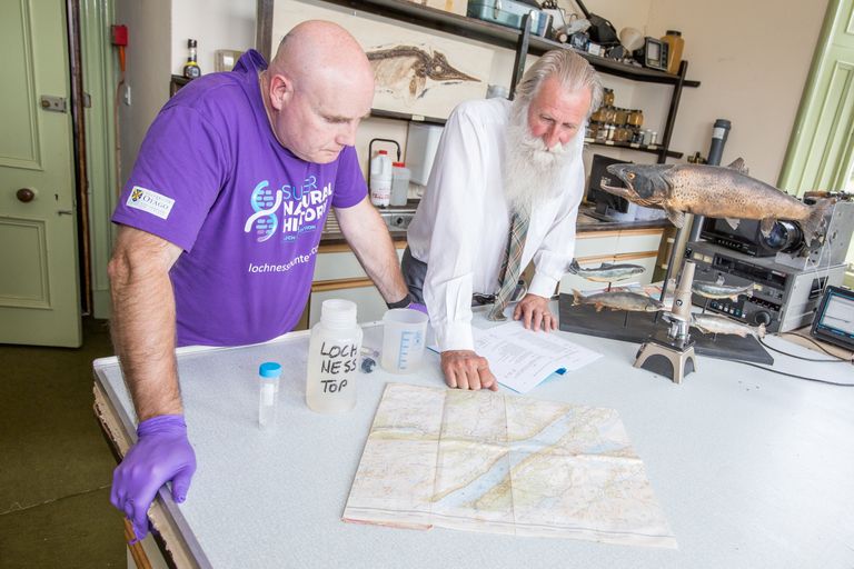 Uus-Meremaa Otago ülikooli evolutsioonibioloog Neil Gemmell (vasakul) koos pikajalise Nessie uurija, šotlasest bioloogi Adrian Shine'iga