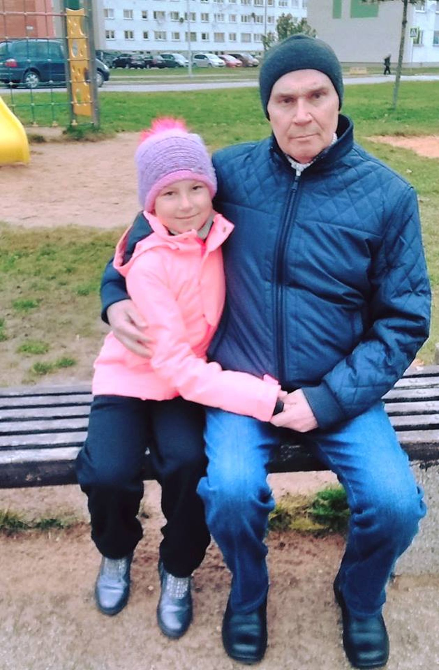61-aastane Vladimir lapselapsega.