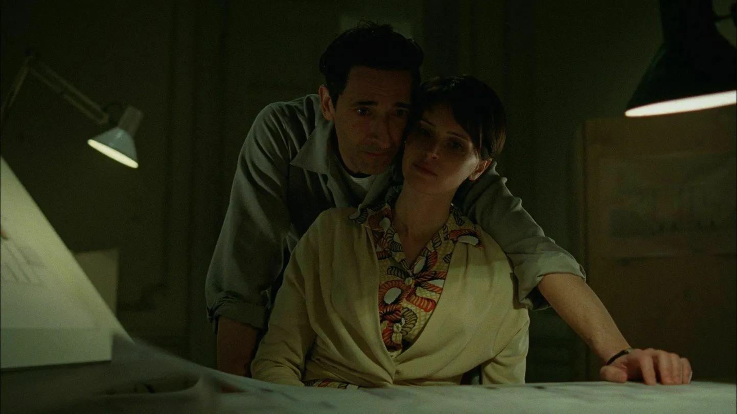 Ligi neli tundi kestvas «Brutalistis» kehastab Adrien Brody arhitekt László Tóthi. Kas siit tuleb Brodyle jälle Oscar?