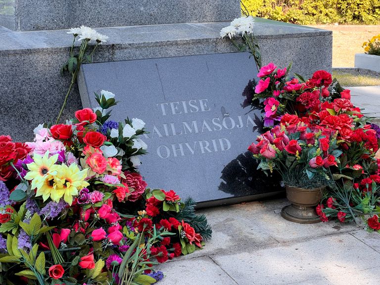 Цветы с народного мемориала, находившегося на месте танка, спустя год перенесены к стеле у братского воинского захоронения в Нарве.