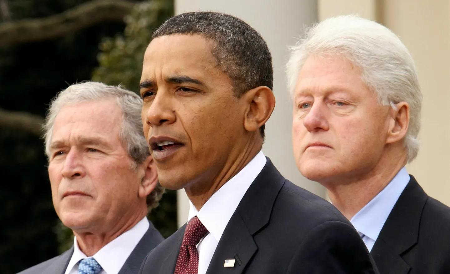 Mustanahaline demokraadist president Barack Obama (keskel) oli vabariiklasest kauboile George W. Bushile (vasakul) päris heaks visuaalseks vahelduseks, aga selle žesti varjus tsementeerus süsteem edasi ja viha kuhjus. Paremal ekspresident Bill Clinton.