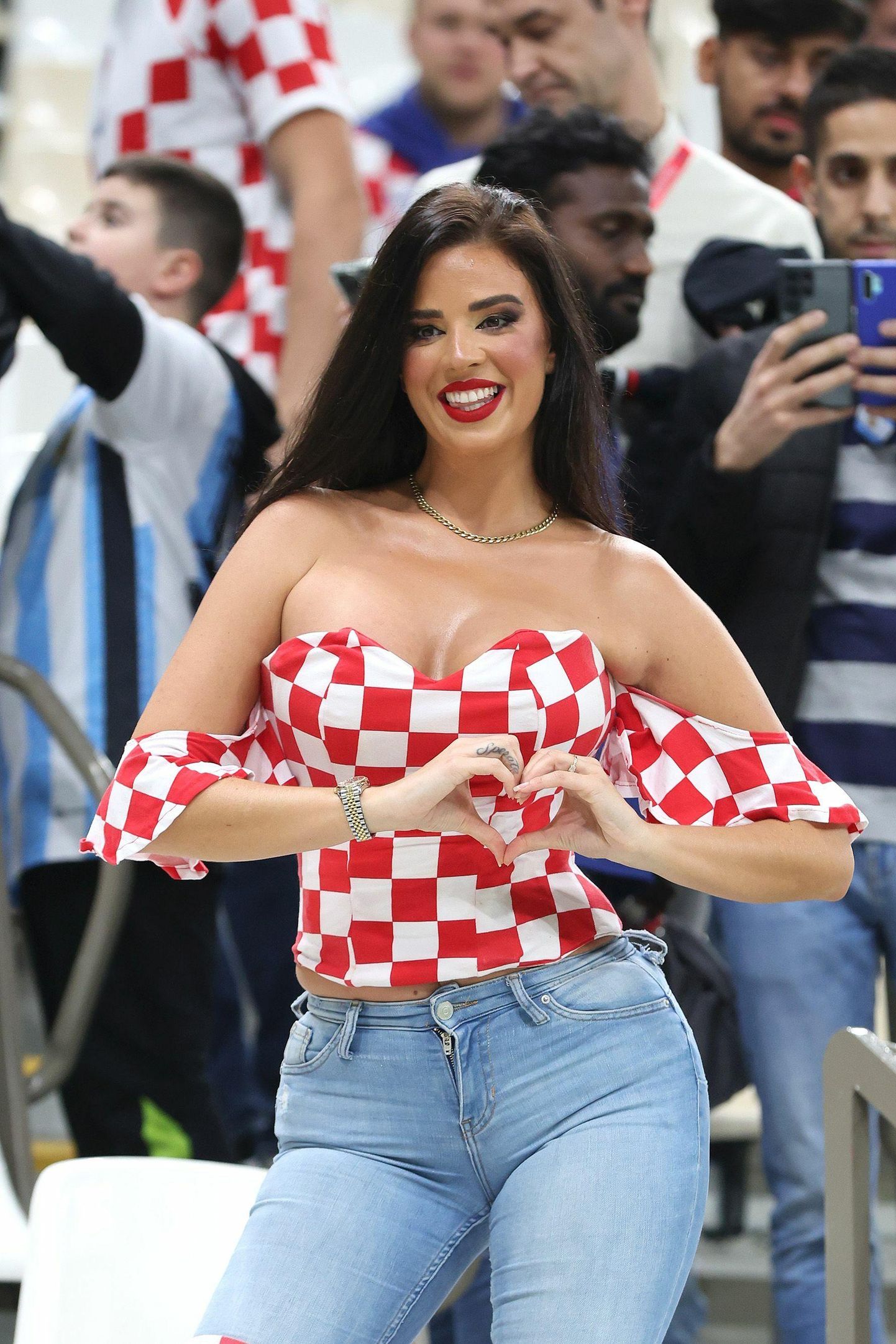 Horvaatia jalgpallikoondise üks kuulsaimad fänne, modell Ivana Knoll enne Horvaatia-Argentina kohtumist.  