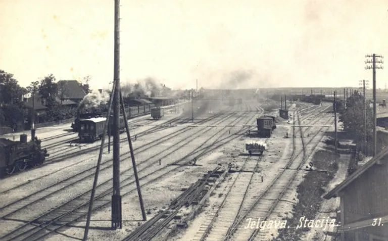 20. gs. 20.-30. gadu skats no Lietuvas šosejas viadukta uz Jelgavas dzelzceļa staciju 