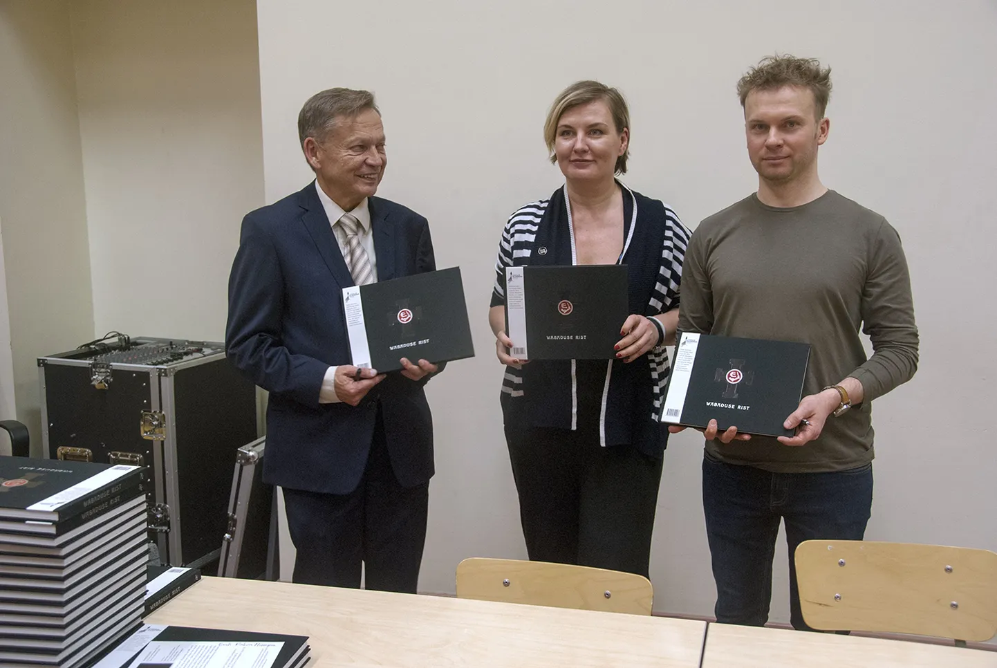 «Wabaduse Risti» raamatu autorid Indrek Ilomets (vasakul) ja Taavi Veiler. Keskel Carolin Illenzeeri Fondi tegevjuht Iti Aavik. Autorid otsustasid, et iga raamatu müügist laekub fondile viis eurot, kuid kokku mitte vähem kui 3000 eurot.