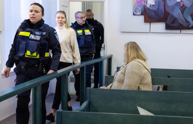 Süüdistatav Kairi Kuusemaa kohtus. Pingil Kuusemaa ema.