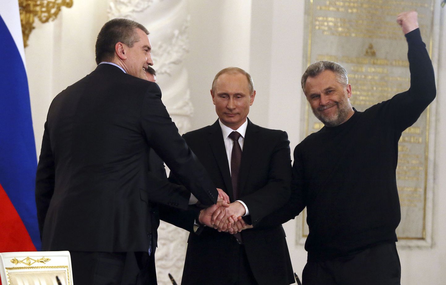 Krimmi peaminister Sergei Aksjonov, Venemaa president Vladimir Putin ja Sevastoopoli linnapea Aleksei Tšalõi õnnitlevad poolsaare Venemaa koosseisu tõstmise puhul Kremlis üksteist.