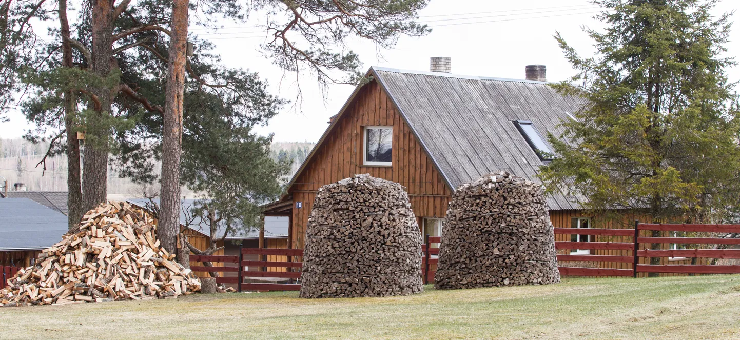 Те, у кого побольше места для поленниц, могут в период благоприятных цен закупить готовые дрова на зиму сразу на несколько лет.
