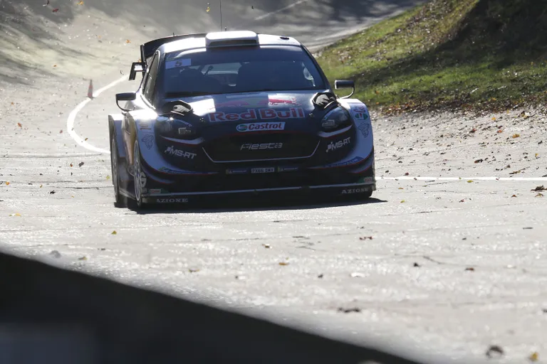 Teemu Suninen sõitmas Monza vanal ovaalrajal.