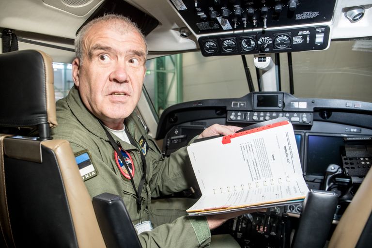 eskadrilliülem Valeri Kutuzov näitab uue lennuki manuaali, mis peab pilootidel olema selge.