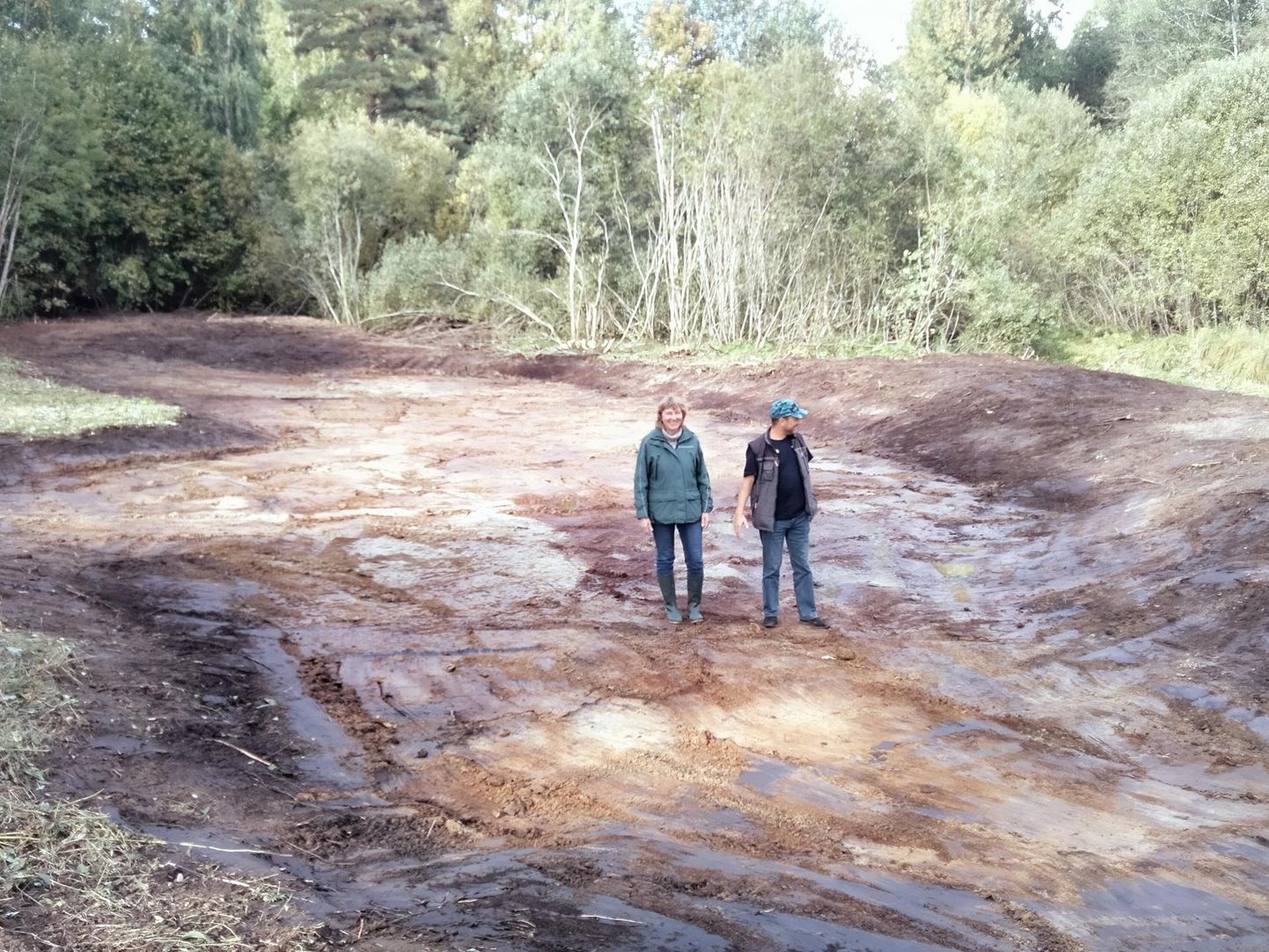 Töö kiire ja korralik: Tartu ülikooli teadur Riinu Rannap ja kopamees Ain seisavad taastatud märgalal Roe­las, kuhu kevadel oodatakse sigima ka mudakonna.