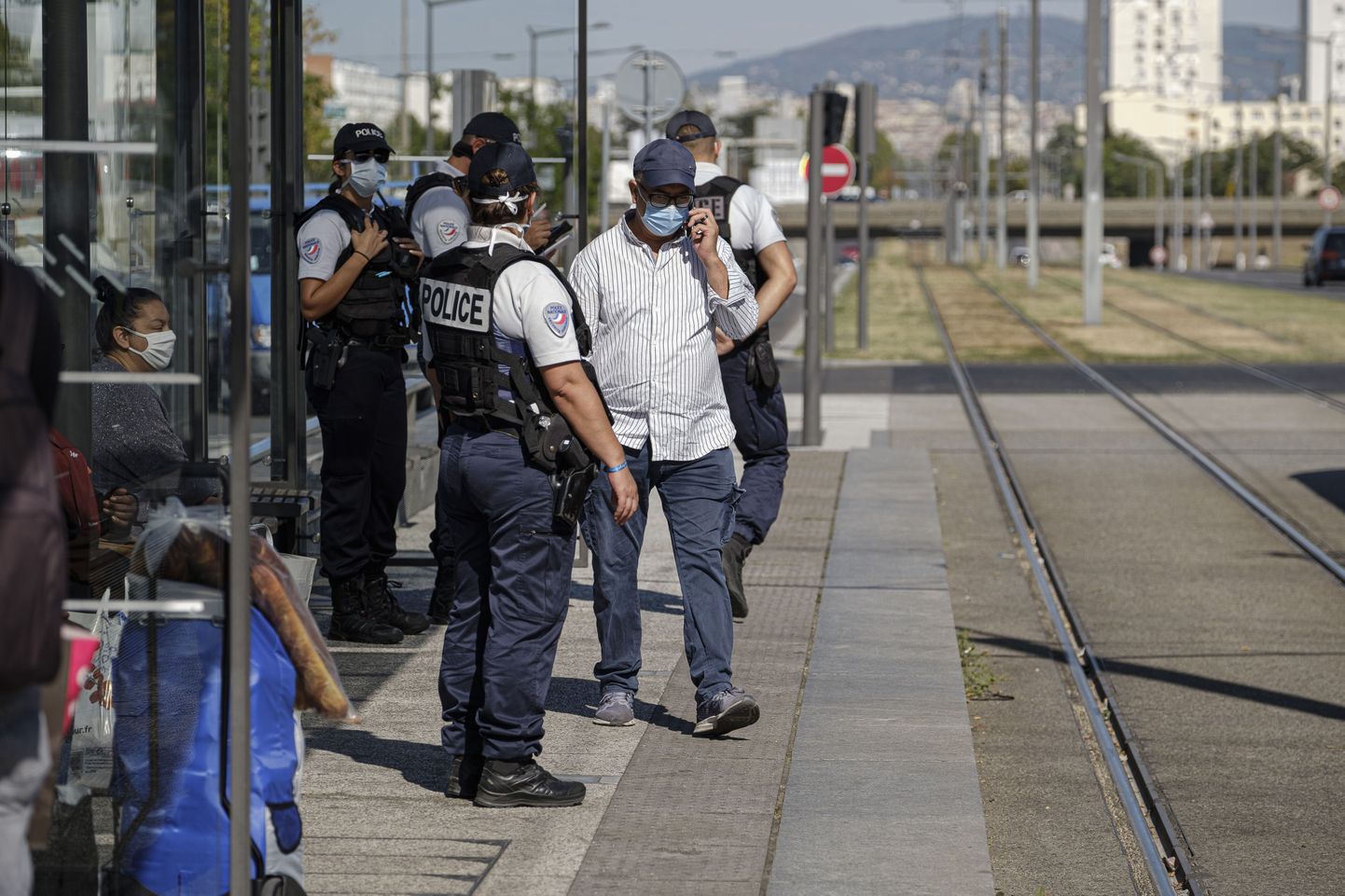 Prantsusmaal on alates 11. maist kohustus kanda ühistranspordis maske, samuti 50 meetri raadiuses ühistranspordi peatustes. Politsei kontrollib selle nõude täitmist.