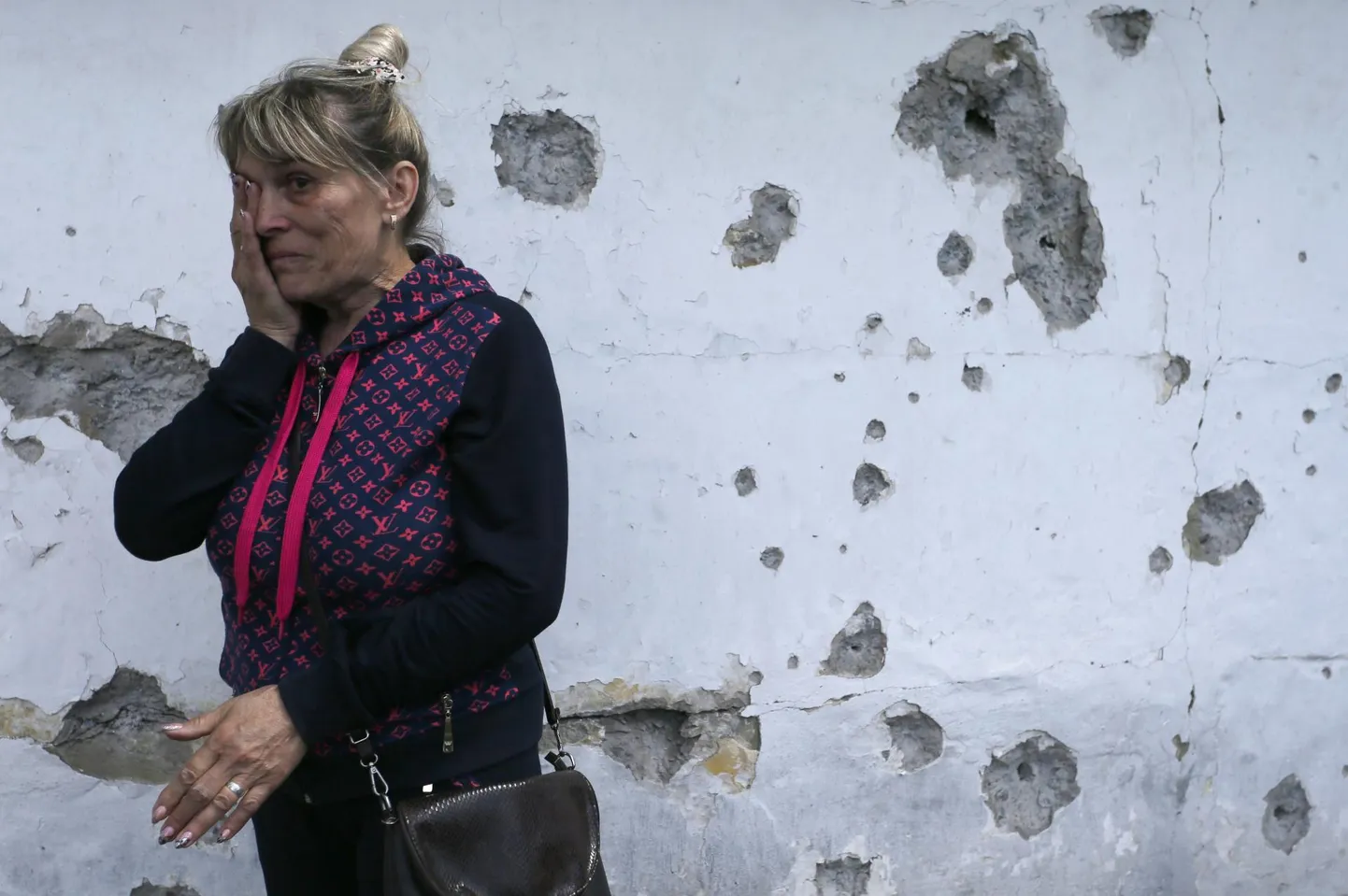 Ukrainlanna Tatjana Lõstopad Donetski lähistel Staromihhailovkas kodumaja juures, mis langes maikuus separatistide tule alla.