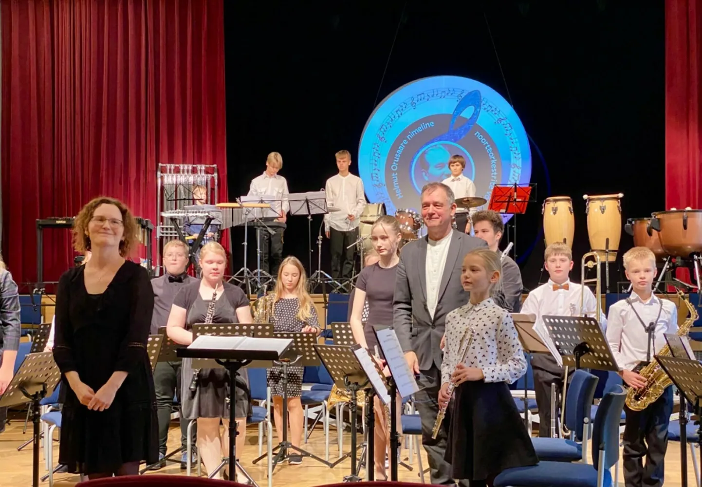 Hõbediplomiga pärjatud Viljandi muusikakooli noorema astme puhkpilliorkester ning dirigendid Ülle Sirkas ja Bert Langeler