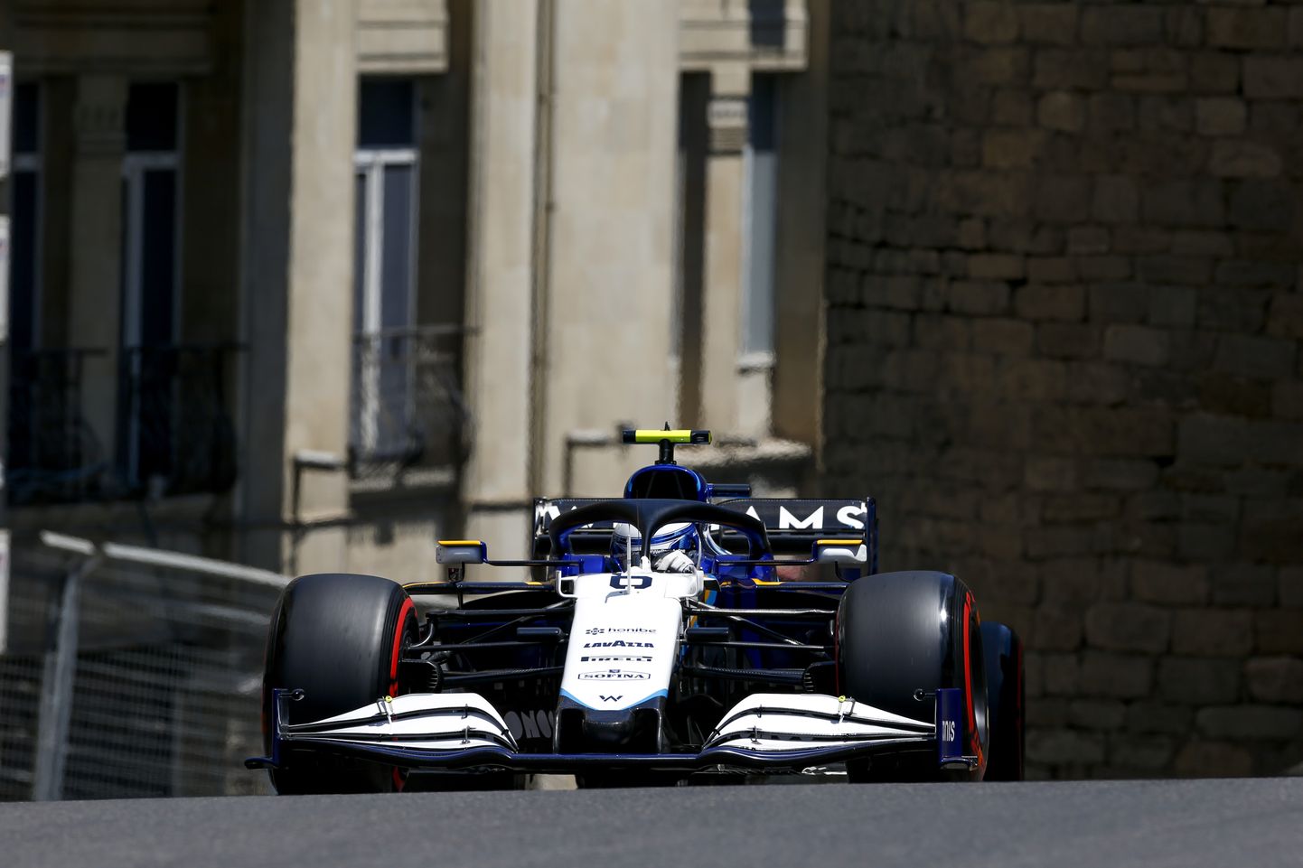 Williamsi F1 tiimi vormel Bakuu tänavaringrajal.