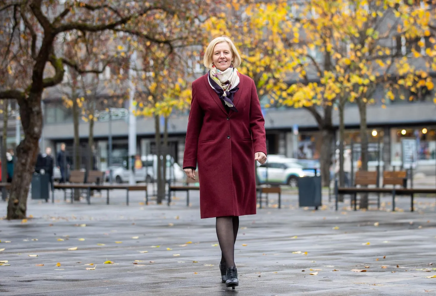 Rahandusminister Annely Akkermann (Reformierakond) eile Estonia teatri juures pargis. Ta ei kavatsegi valehäbi taha peita oma rõõmu, et pääses riigikogu pingist ministriportfelli hoidma.