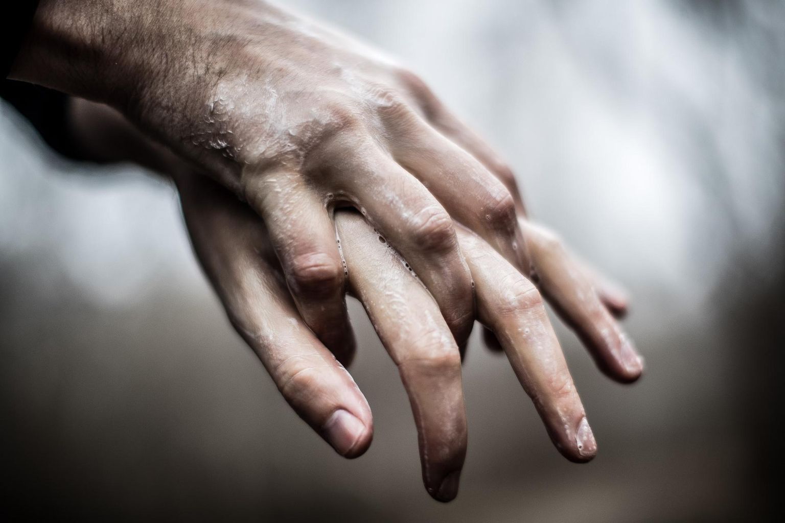 Koroonaviiruse leviku takistamiseks tuleb käsi tuleb pesta tihti ja 40–60 sekundi jooksul. Kätepesuks tuleb kasutada sooja vett ja seepi; avalikes kohtades alkoholipõhist desovahendit.