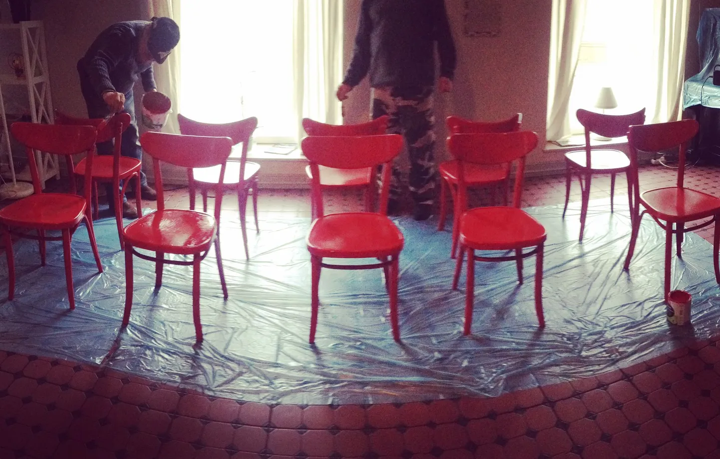 Fellini kohviku toolid saavad uue erkpunase kuue.