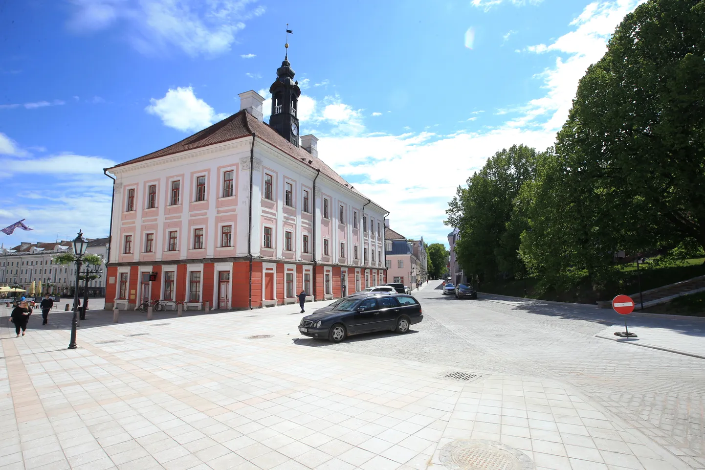 Arutelu toimub Tartu raekoja saalis, kuid seda on võimalik jälgida ka interneti kaudu.
