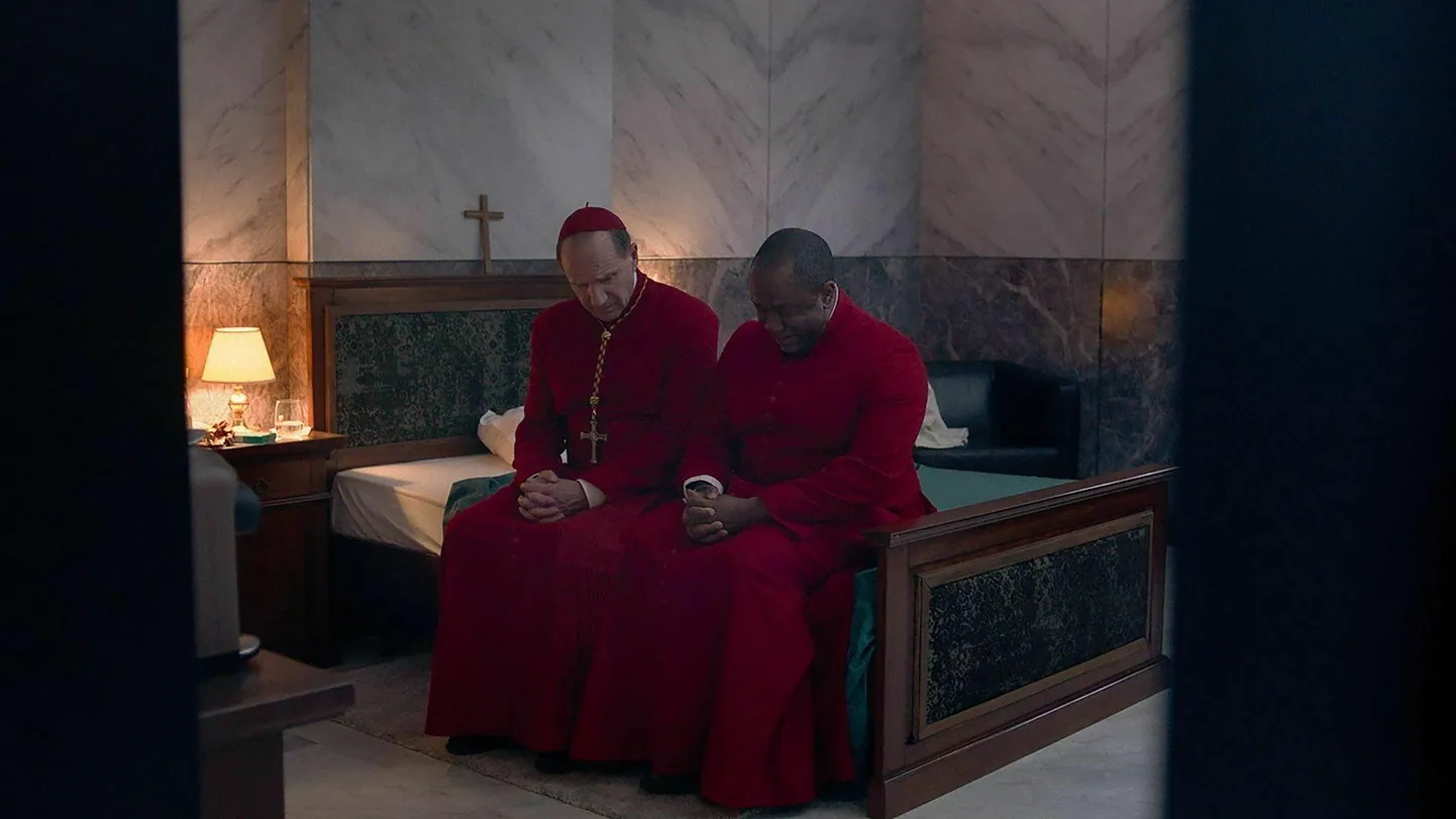 «Konklaav» meenutab omal moel Hispaania seebikat, kuid kõige paremas mõttes. Lawrence (Ralph Fiennes) ja Adeyemi (Lucian Msamati). Filmikaader