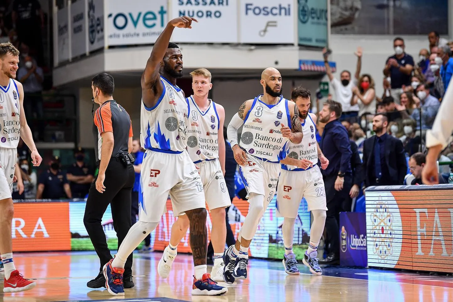Kaspar Treier (nr. 9) ja teised Sassari Dinamo mehed.