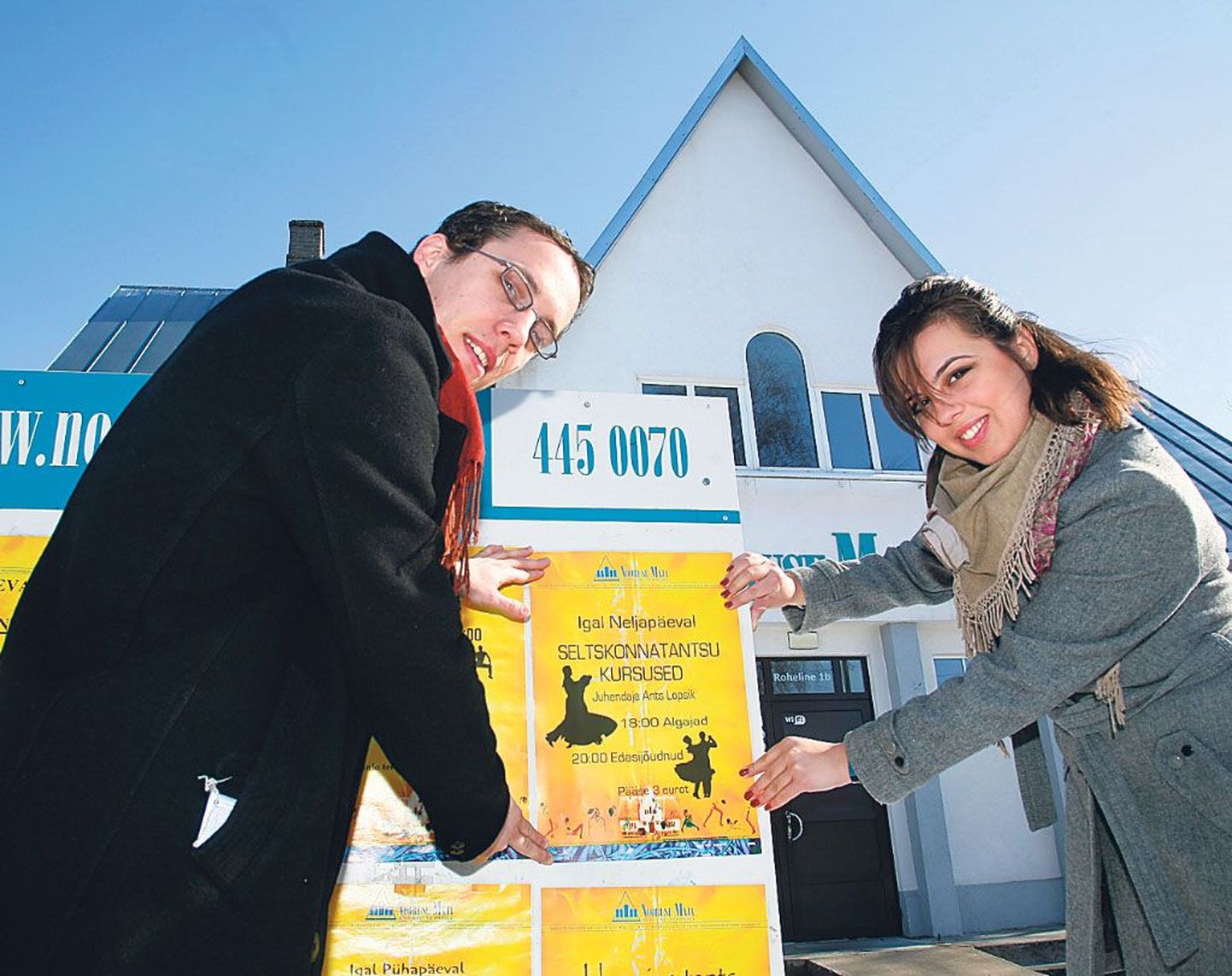 Pierre-Marie Brianceau’l ja Katerina Petreskal tuleb vabatahtlikena Pärnu Nooruse majas nii plakateid üles riputada kui projekte vormistada.