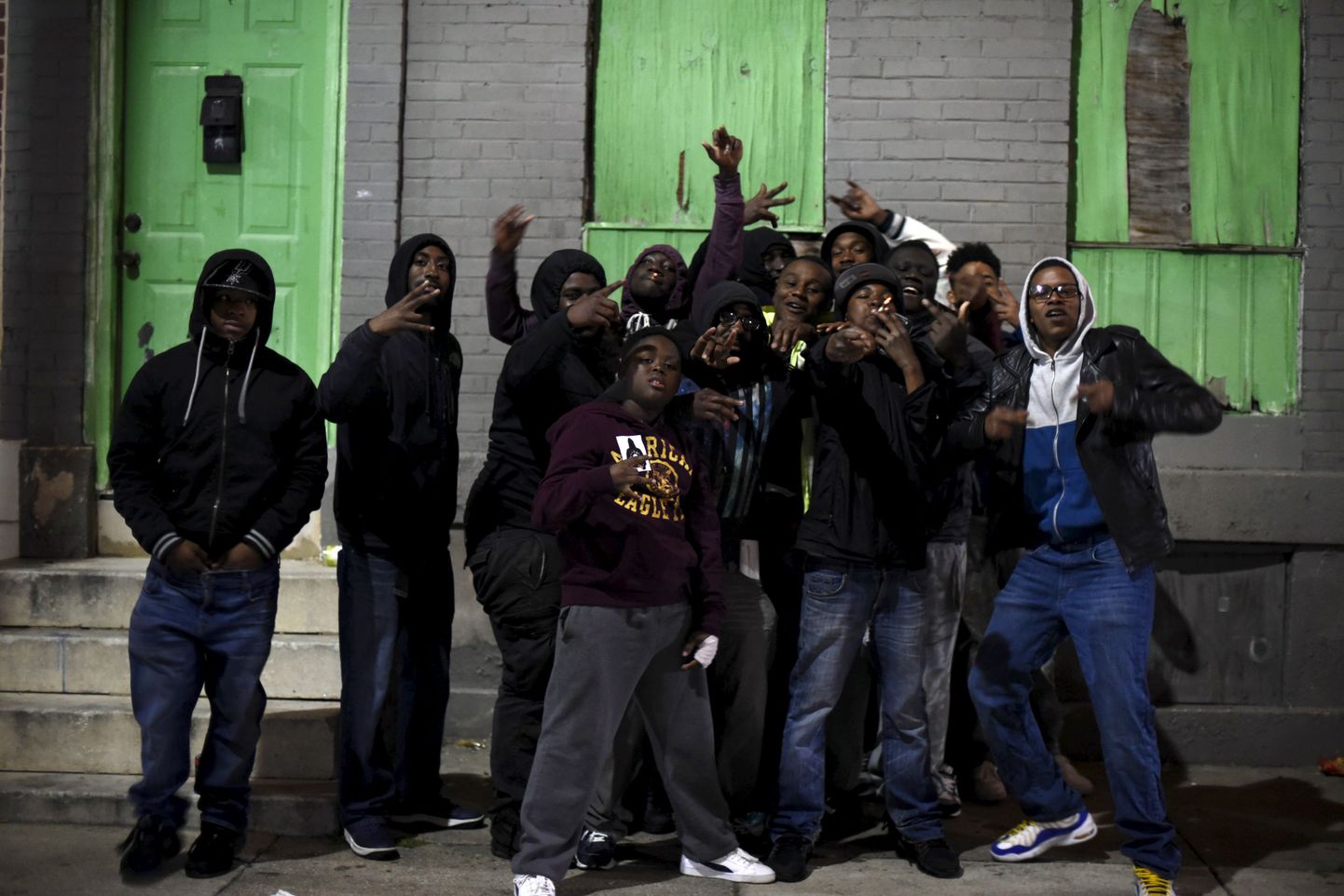 Noored demonstrandid poseerimas foto jaoks Baltimore'i politseijaoskonna läheduses.
