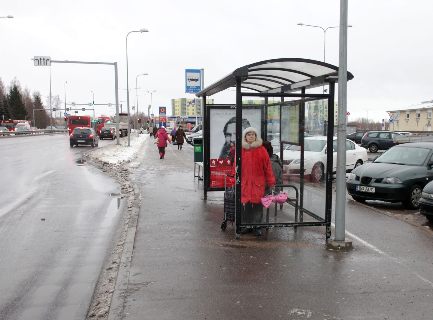 Люди на остановке в Тарту. Фото иллюстративное.