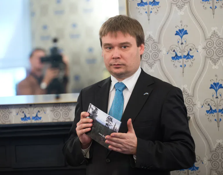 Руководитель консульского отдела посольства Эстонии в РФ Тармо Пунник пояснил, что обычно списки "русофобов" не обнародуют