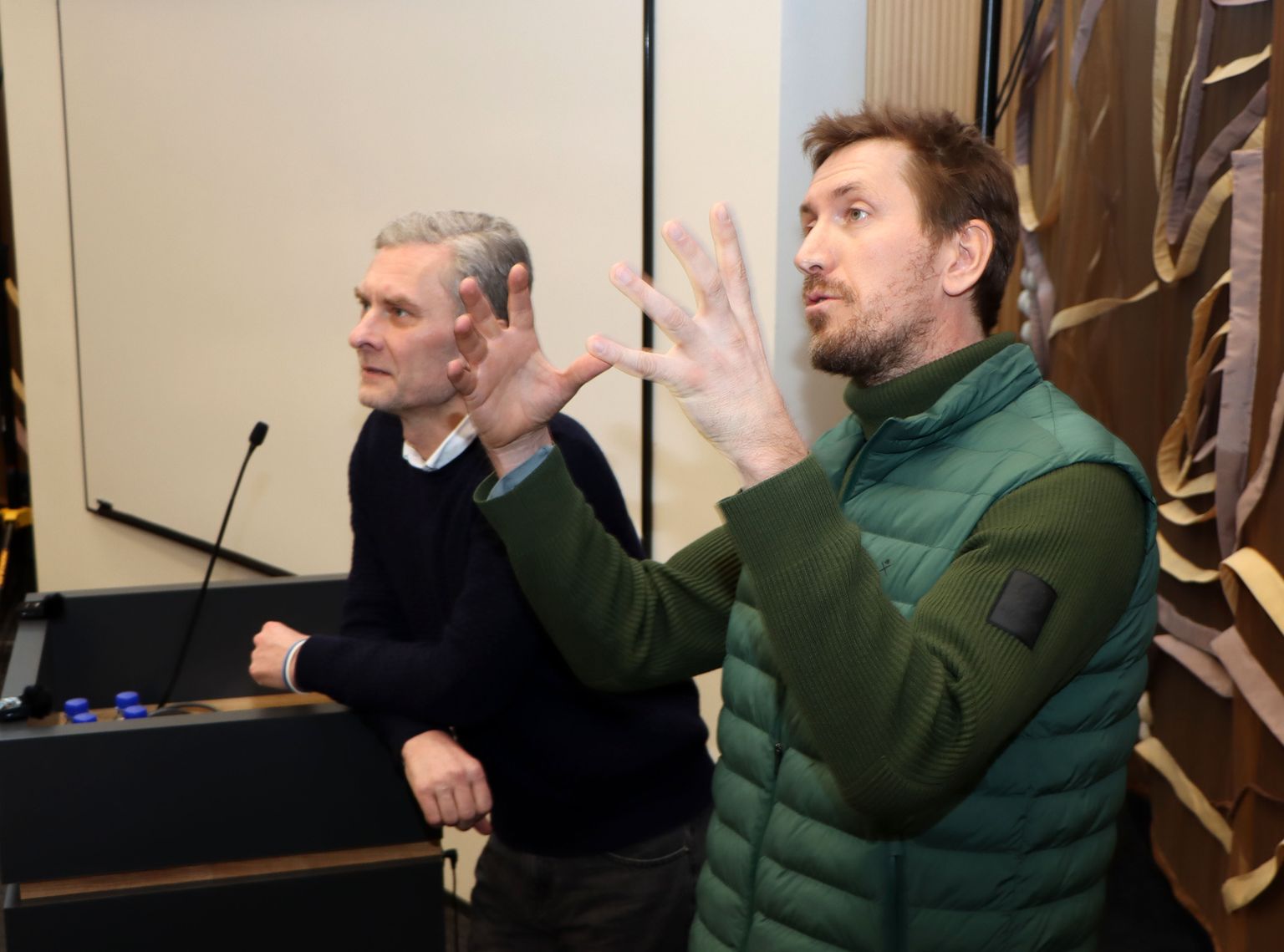 Andres Puustusmaa ja Kirill Käro vastasid Kohtla-Järve gümnaasiumis küsimustele nii filmimaailma kui ka Venemaa elu kohta.