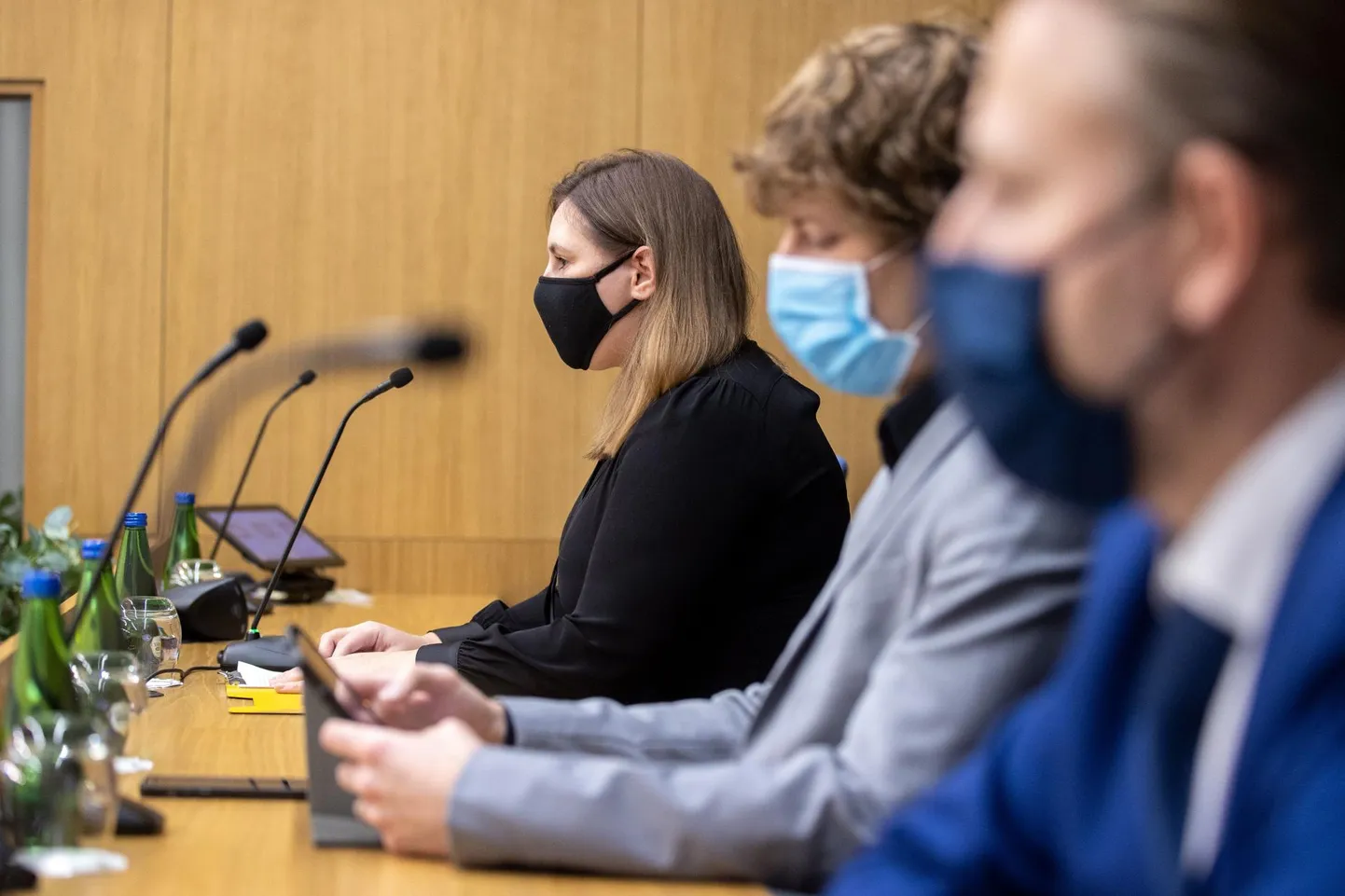 Mari-Anne Härma (pildil vasakul) sõnul on nakkusahel selge: kool, kodu, töö ja hoolekandeasutused.
